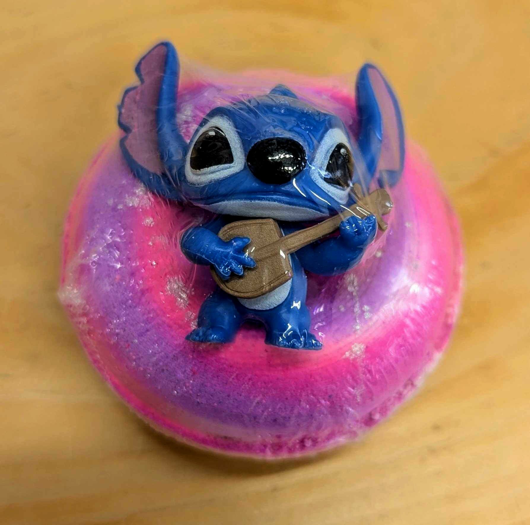 Bombe de bain effervescente avec jouet Stitch Ukulele - Orange Douce